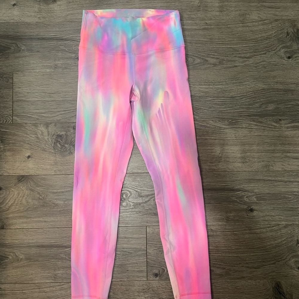 Lululemon Psychedelic wash Wunder Train 25” Leggings size 6